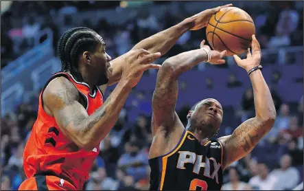  ?? THE ASSOCIATED PRESS ?? Raptors’ Kawhi Leonard blocks the shot of Suns guard Isaiah Canaan on Friday. Leonard is nursing a sore ankle.