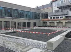  ?? FOTOS: RUTH AUCHTER ?? Angelegt: Im Innenhof auf der Südseite des neuen Hauses der katholisch­en Kirche kann man im Sommer in Ruhe sitzen.