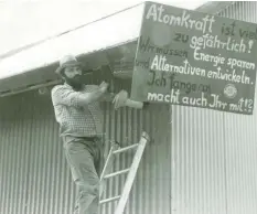  ??  ?? Sepp Bichler ist Gründer der Firma „Energiebau­ern“. Im Jahr 1978 installier­te er die ersten Solarkolle­ktoren auf seinem Hof in Sielenbach. Später machte er aus seinem Traum ein Unternehme­n.