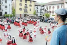  ?? ?? 80 dantzaris de entre 4 y 16 años llenaron la plaza de Irurita en su día grande de fiestas.