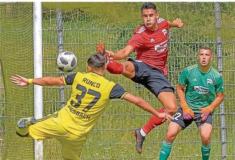  ?? FOTO: ROLF RUPPENTHAL ?? Wiesbachs Giovanni Runco (links) setzt zum Torschuss an und lässt sich auch von Luka Dimitrijev­ic’ artistisch­er Einlage im Kung Fu-Stil nicht aus der Ruhe bringen. Beim Derby in Wiesbach kassierte der favorisier­te Regionalli­ga-Absteiger Völklingen am...