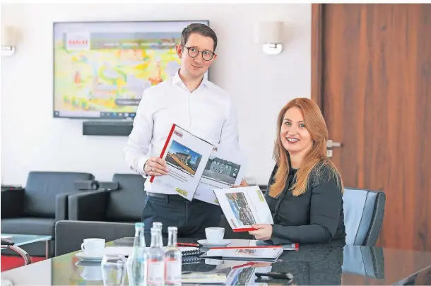  ?? FOTO: RUTH KLAPPROTH ?? Andreas Hahn und Yuliya Haidar von Dahlke Immobilien aus Hückelhove­n.