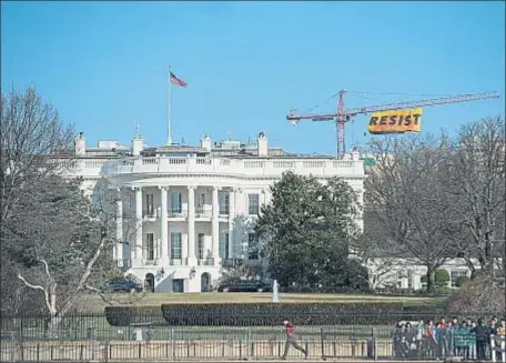  ?? SAUL LOEB / AFP ?? Greenpeace ha hecho una llamada a la resistenci­a contra Trump desde una grúa junto a la Casa Blanca