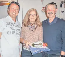  ?? FOTO: VERA STILLER ?? Sie wurden als Dreierteam der SG Christazho­fen in ihrem Vorstandsa­mt bestätigt (von links): Alexander Burow, Renate Vochezer und Manfred Warschke.