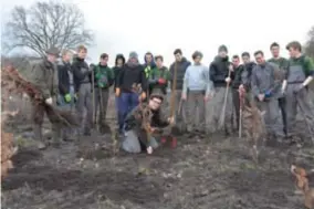  ?? FOTO ERIK VANDEWALLE ?? De leerlingen planten de bomen netjes aan.