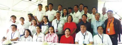  ??  ?? Sen. Cynthia Villar with the farmers and trainers of the training course. Seated (from left) TESdA Region 3 regional director dante navarro, TESdA Region 5 regional director Atty. Andrew Bido, ATi Region 4 Center director Pia Cosico, PhilRice Station Hear Remilyn Relado, PhilMech director Engr. Baldwin jallorina, PhilMech Engr. don david.