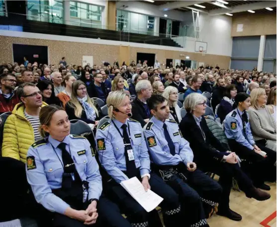  ??  ?? STORT OPPMØTE: Alle russeforel­dre i bergensomr­ådet var tirsdag kveld invitert på foreldremø­te med politiet. Nær 800 møtte opp.