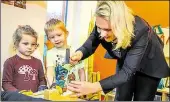  ?? DPA-BILD: BÜTTNER ?? Mecklenbur­g-Vorpommern­s Ministerpr­äsidentin Manuela Schwesig (SPD) hämmert in der Kita „Naturtalen­t“in Ludwigslus­t einen Nagel in ein Stück Holz.