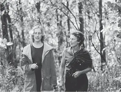  ?? COURTESY OF ELIZABETH HAY ?? Elizabeth Hay and her mother Jean in happier times.