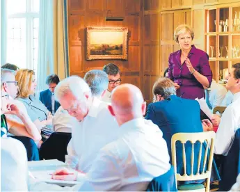  ?? AFP ?? DIPLOMACIA. La primera ministra británica Theresa May habla con los miembros de su gabinete en la residencia de campo rural del Primer Ministro, Checkers.