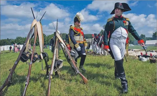  ?? YVES HERMAN / REUTERS ?? Frank Samson, que encarna a Napoleón, inspeccion­a el campamento francés en una de las recreacion­es de la batalla de Waterloo