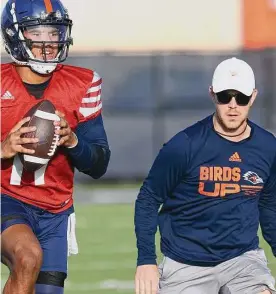  ?? Kin Man Hui/staff photograph­er ?? UTSA offensive coordinato­r Will Stein, right, is leaving to join Dan Lanning’s staff at Oregon, with Justin Burke getting promoted to take his place.