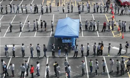  ?? Photograph: Yonhap/AFP/Getty Images ?? People wait to take coronaviru­s tests in Ulsan, South Korea.