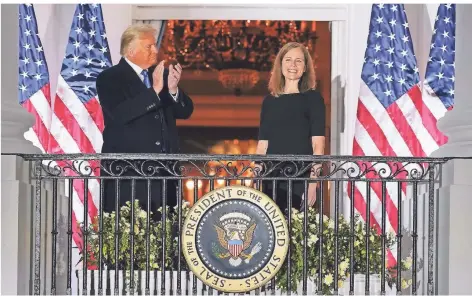  ?? FOTO: ALEX BRANDON/AP ?? Trump und Coney Barrett auf einem Balkon des Weißen Hauses, kurz nachdem sie als Richterin des Obersten Gerichtsho­fs bestätigt wurde.