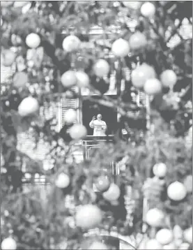  ??  ?? Detrás de un árbol de Navidad, el papa Francisco saludó desde su despacho a fieles concentrad­os en la Plaza de San Pedro, el domingo pasado ■ Foto Ap