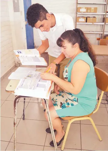  ??  ?? Trabajo en conjunto. Durante un año, madre e hijo dedicaron su tiempo libre a tomar lecciones de lectura, escritura y matemática básica. Aseguran que el proceso fue difícil, pero nunca perdieron su objetivo.