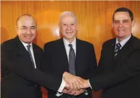  ?? (Sivan Farag) ?? OUTGOING TEVA CEO Shlomo Yanai (right), chairman Philip Frost (center) and incoming CEO Jeremy Levin smile for the camera.