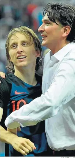  ?? PETER POWELL / EFE ?? Luka Modric junto al selecciona­dor croata, Zlatko Dalic.