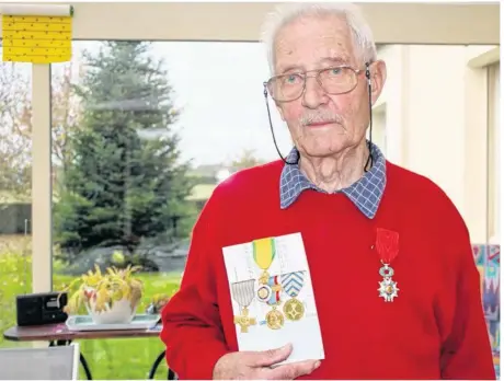  ??  ?? André Maritano avec la légion d’honneur d’un côté et les autres médailles de l’autre.