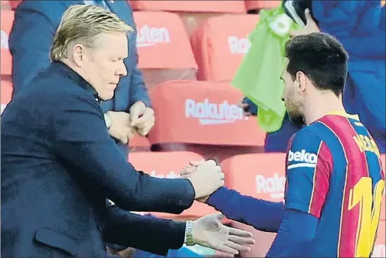  ?? LLUIS GENE / AFP ?? Ronald Koeman saludando a Lionel Messi, el pasado domingo en el Camp Nou