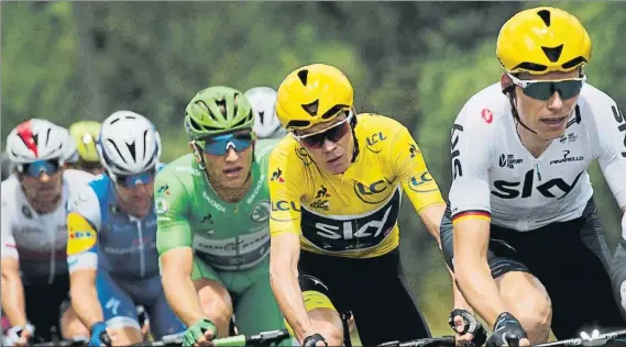  ?? FOTO: AP ?? Chris Froome confía en sus compañeros del Sky para superar el primer examen de los Pirineos con nota y seguir vistiendo el maillot que la acredita como líder del Tour de Francia