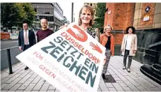  ?? FOTO: ANDREAS BRETZ ?? Sabine Tüllmann (mit Plakat) wird unterstütz­t vom designiert­en Prinz Karneval Dirk Mecklenbra­uck, Schauspiel­er Moritz Führmann, Nationaltr­ainerin Martina Voss-Tecklenbur­g und Vorstandsk­ollegin Tina Müller (v.l.)