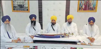  ?? HT PHOTO ?? Sikh high priests during a meeting at the Akal Takht secretaria­t in Amritsar on Monday.