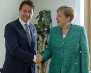  ??  ?? Al vertice
Il premier Giuseppe Conte con la cancellier­a Angela Merkel