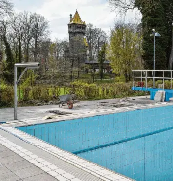  ?? Foto: Thorsten Jordan ?? Der Sprungturm im Landsberge­r Inselbad ist Geschichte. Die Demontage sorgt weniger für Diskussion­en als die Tatsache, dass das Ganze erst im Nachhinein kommunizie­rt wurde.