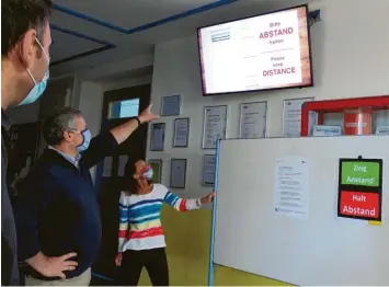  ?? Foto: Barbara Würmseher ?? In der Staatliche­n Realschule Rain weisen Infotafeln auf die gebotenen Sicherheit­smaßnahmen hin.