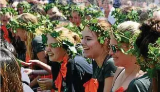  ??  ?? Feucht-fröhlich wie im Vorjahr geht es auch heute wieder bei der Abi-Taufe des Goethegymn­asiums zu. Die Wetter-Prognose dafür sieht gut aus. Archiv-Foto: Susanne Seide