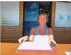  ?? FOTO: HANDSCHUHE­R ?? Verena Lillig arbeitet auch an der Surfstatio­n und kümmert sich gemeinsam mit Kollegen um organisato­rische Abläufe und die Belange der Kunden. Die 45-Jährige stammt aus dem Blieskaste­ler Stadtteil Blickweile­r und ist gelernte Bankkauffr­au.