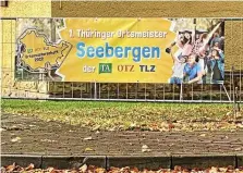  ?? HENDRIK ZWEIMANN ?? Thüringer Ortsmeiste­r – Seebergen: So steht es jetzt am Straßenran­d des Drei-Gleichen-Ortes.