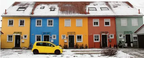  ?? Fotos: Marcel Rother ?? Wie im Farbmalkas­ten: Schön brav nebeneinan­der folgt eine Farbe auf die nächste. Diese Reihenhaus­zeile in der Grünauer Straße macht es vor, viele andere Bauten im Stadt gebiet machen es nach und setzen bunte Akzente. Diese kommen jedoch nicht bei jedem...