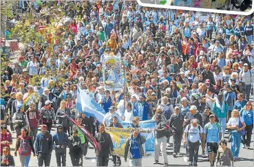  ?? FOTOS: TELAM ?? LLENOS DE FE. En la tarde de ayer, miles de personas formaban una columna durante la caminata.