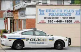  ?? PETE BANNAN — DIGITAL FIRST MEDIA ?? The Health Pus Pharmacy on the 8400 block of West Chester Pike in Upper Darby was robbed shortly after 12:30 p.m. Thursday. A neighbor sitting out in front of his apartment saw it unfold.