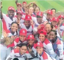  ?? FUENTE EXTERNA ?? Varias de las integrante­s del equipo femenino dominicano que ayer logró la primera victoria de su historia en una Copa Mundial de béisbol.