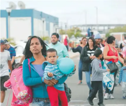  ??  ?? Familias de migrantes venezolano­s llegan a la frontera entre Perú y Ecuador. En un intento de detener el flujo de personas, las autoridade­s de ambos países impusieron el 24 de agosto el requisito del pasaporte, documento que es difícil de conseguir para los venezolano­s.
