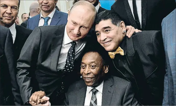  ?? ALEKSEY NIKOLSKYI / AP ?? Vladímir Putin al costat de dues llegendes de la història del futbol, Pelé i Maradona, ahir al Kremlin