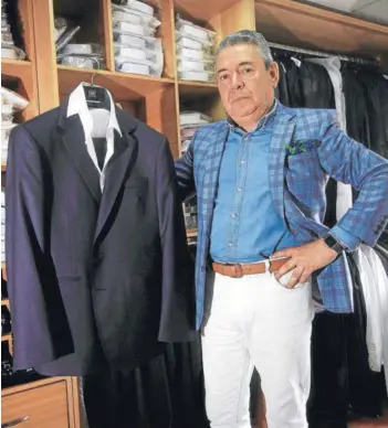  ??  ?? ► Raúl Mujica muestra el traje que vestirá la U en sus desplazami­entos.