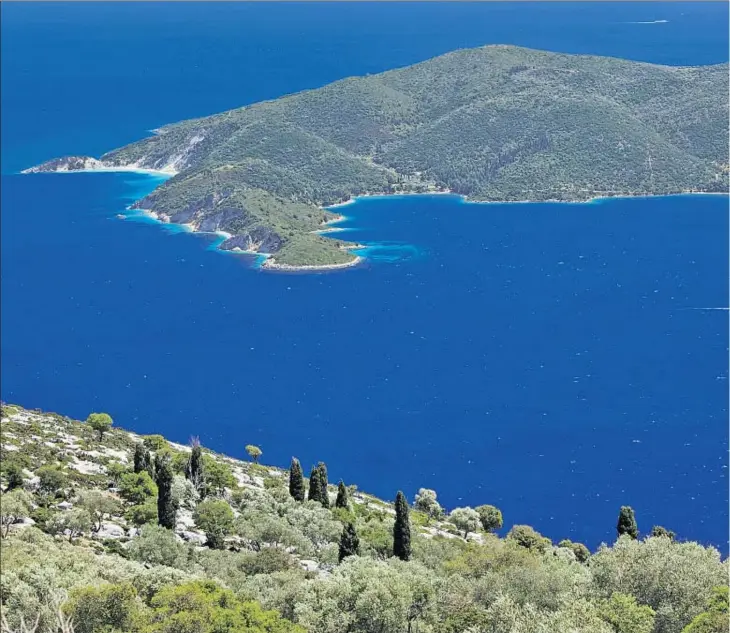  ??  ?? Situada en el mar Jónico, la isla de Ítaca tiene cien kilómetros cuadrados y tres mil habitantes