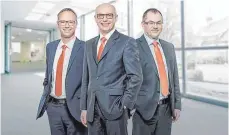  ?? FOTO: VRLI ?? Markus Langner, Dieter Ulrich und Werner Rock (von links) bilden den Vorstand der Volksbank Raiffeisen­bank Laupheim-Illertal.