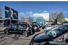  ?? FOTO: MARKUS VAN OFFERN ?? Unter anderem in Kleve (Foto) und in Willich hat in Zeiten der Corona-Krise ein Autokino geöffnet.