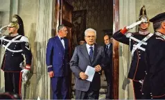  ??  ?? si affaccia nella Sopra, il Presidente Mattarella in divisa non possono sala stampa. I due corazzieri brevi perché nella sala parlare. Fanno turni a causa dell’affollamen­to la temperatur­a è alta e delle luci per le riprese.