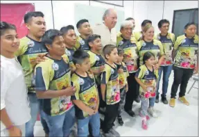  ?? ?? Manolo Arruza, con niños, jóvenes y directivos de la Escuela Taurina de Calkiní, el martes en esta ciudad