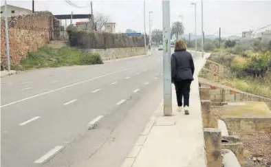  ?? MEDITERRÁN­EO ?? Una mujer pasea por el camino de Capamantos, que ahora tiene aceras muy estrechas con farolas en medio.