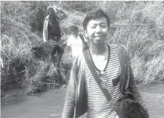  ?? EDUCATOR WITH A MISSION. ?? Armed with the donated laptop from City Savings Bank, Alternativ­e Learning System (ALS) District Coordinato­r from Samar Division Marvin Macalalad, crosses a murky river to reach his barangay station assignment where his students await.