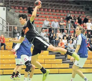  ?? FOTO: OLEKSANDR VOSKRESENS­KYI ?? Noah Adrian (am Ball) holte mit dem HC Wölfe Nordrhein den Meistertit­el in der Regionalli­ga. Nun soll der Mannschaft als HSG Homberg-Rheinhause­n der Sprung in die Bundesliga glücken.