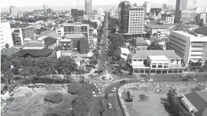  ?? GALIH COKRO/JAWA POS ?? HUTAN BETON: Gedung-gedung di pusat kota juga harus dibekali sertifikat layak fungsi (SLF).