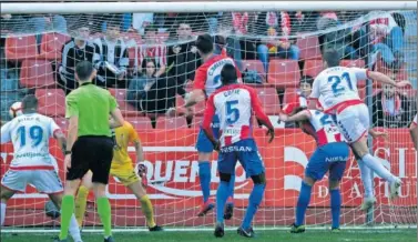  ??  ?? CLAVE. Héctor Verdés consiguió el segundo gol visitante con un potente cabezazo.